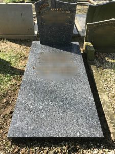grafsteen rechtzetten schoonmaken restauratie